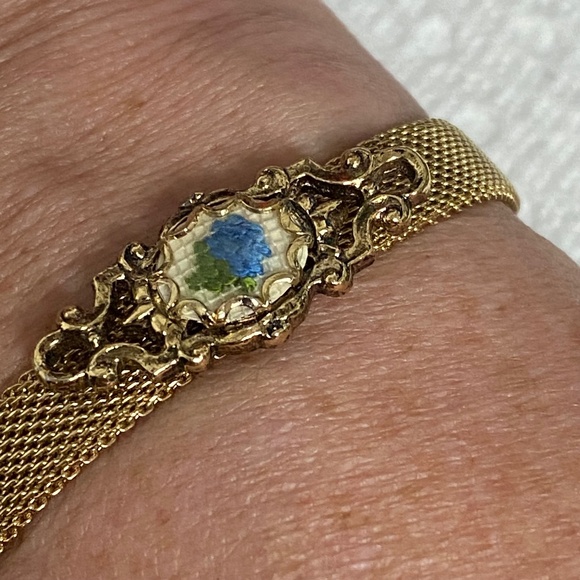 Vintage Gold Tone Mesh Bracelet Detailed Floral Needlepoint Inset Adjustable - Picture 1 of 14